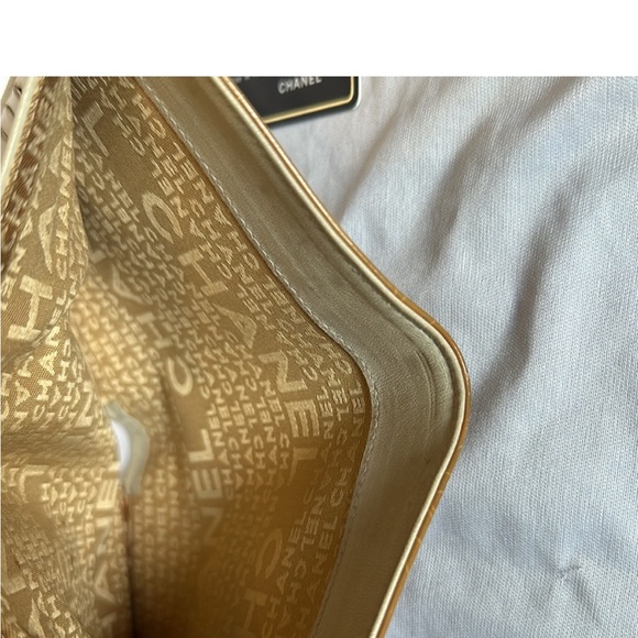 Authentic CHANEL CC Logo with kiss-lock wallet. Comes with authenticity card. - Picture 6 of 10